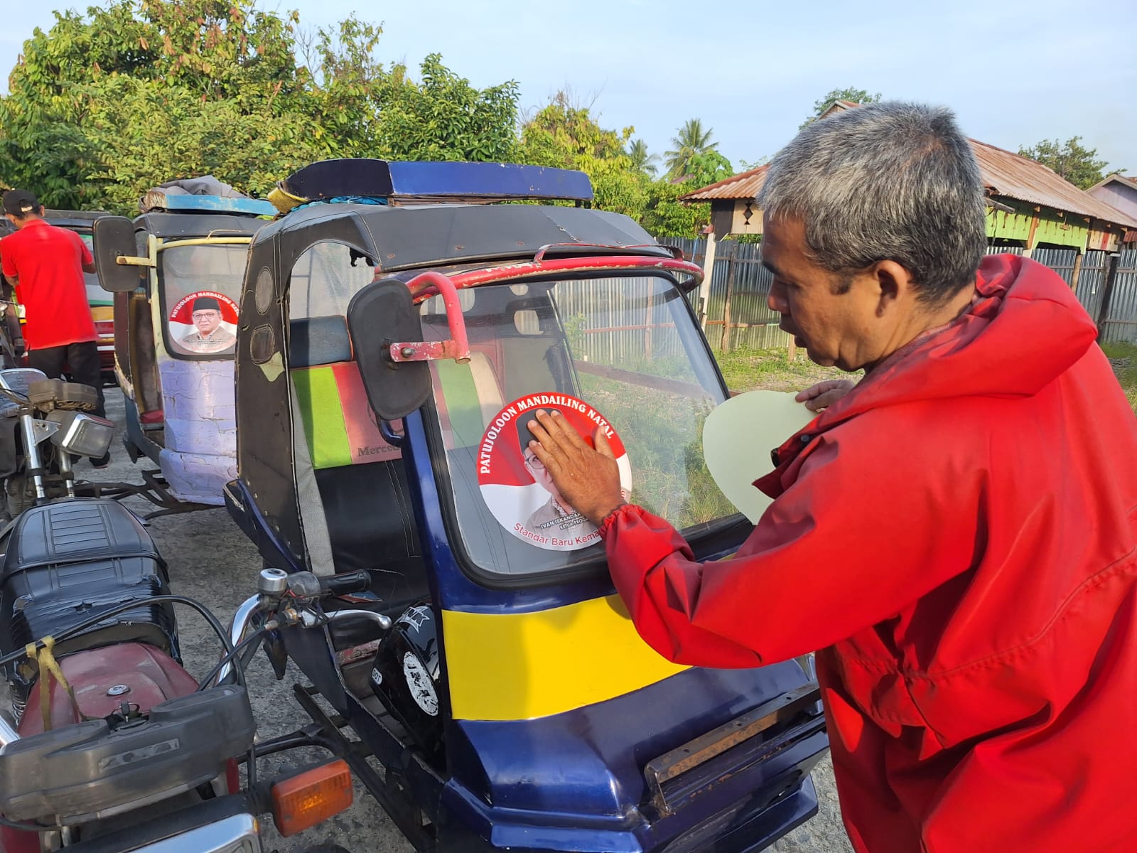 Parbetor di Kota Panyabungan Tempel Stiker Ivan Iskandar Batubara di Becaknya
