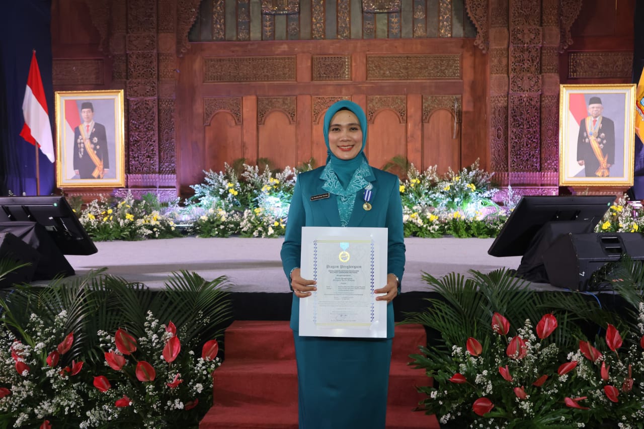 Bupati dan Ketua TP PKK Tapsel Raih Penghargaan Manggala Karya Kencana