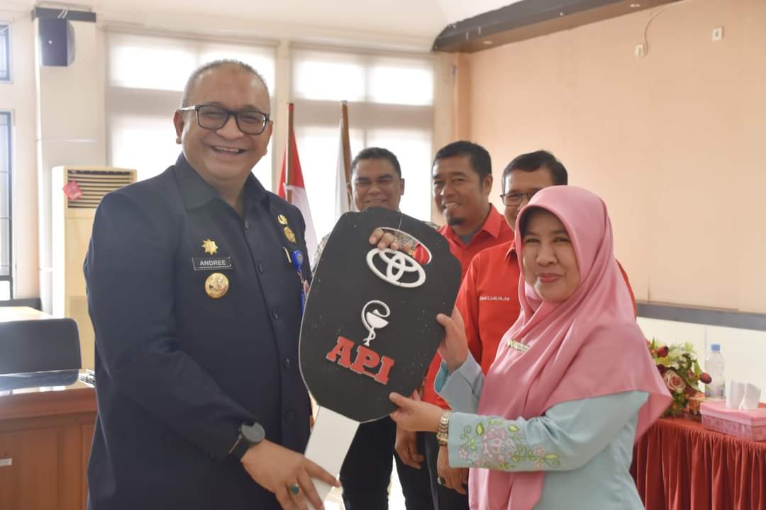 Optimalkan Mobilitas PMI, Pemko Padang Serahkan Ambulans dan Motor