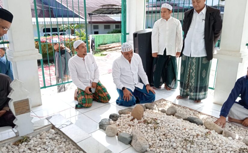 Sebelum Mendaftar, Paslon Bupati/Wakil Bupati Madina Harun – Ichwan Ziarahi Makam Sejumlah Ulama