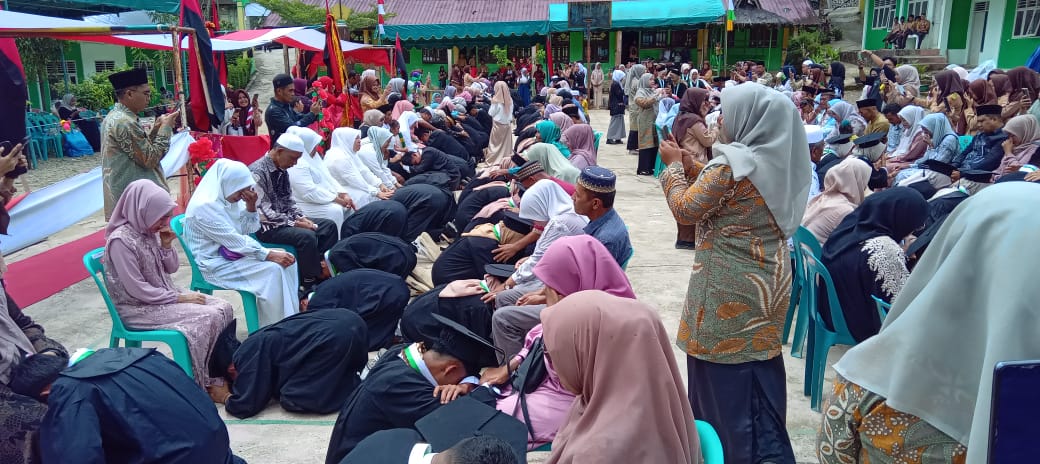 Disaksikan Ka.Kemenag dan Forkopimcam, Kasek MAN 5 Madina Lepas 120 Siswa Dengan Linangan Air Mata