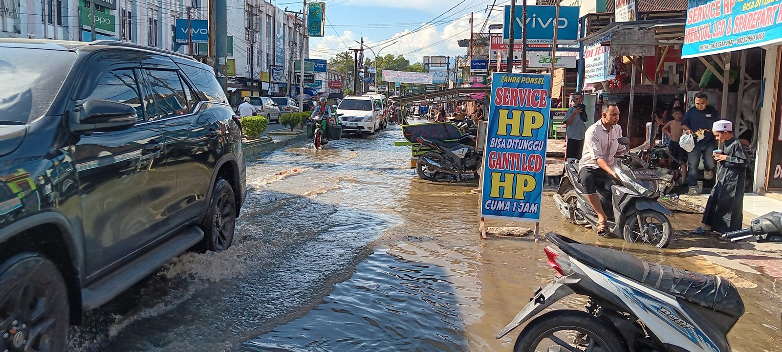 Hujan Tidak, Malah Panas Menyegat, Jalan Nasional Kota Panyabungan Kab.Madina Banjir