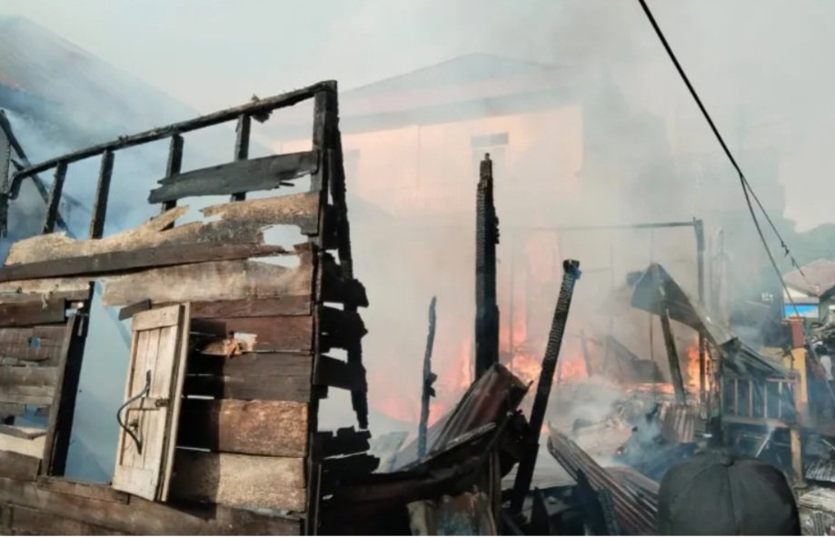 Rumah Kontrakan di Banjar Tinggi Kel.Panyabungan III Kec.Panyabungan Terbakar