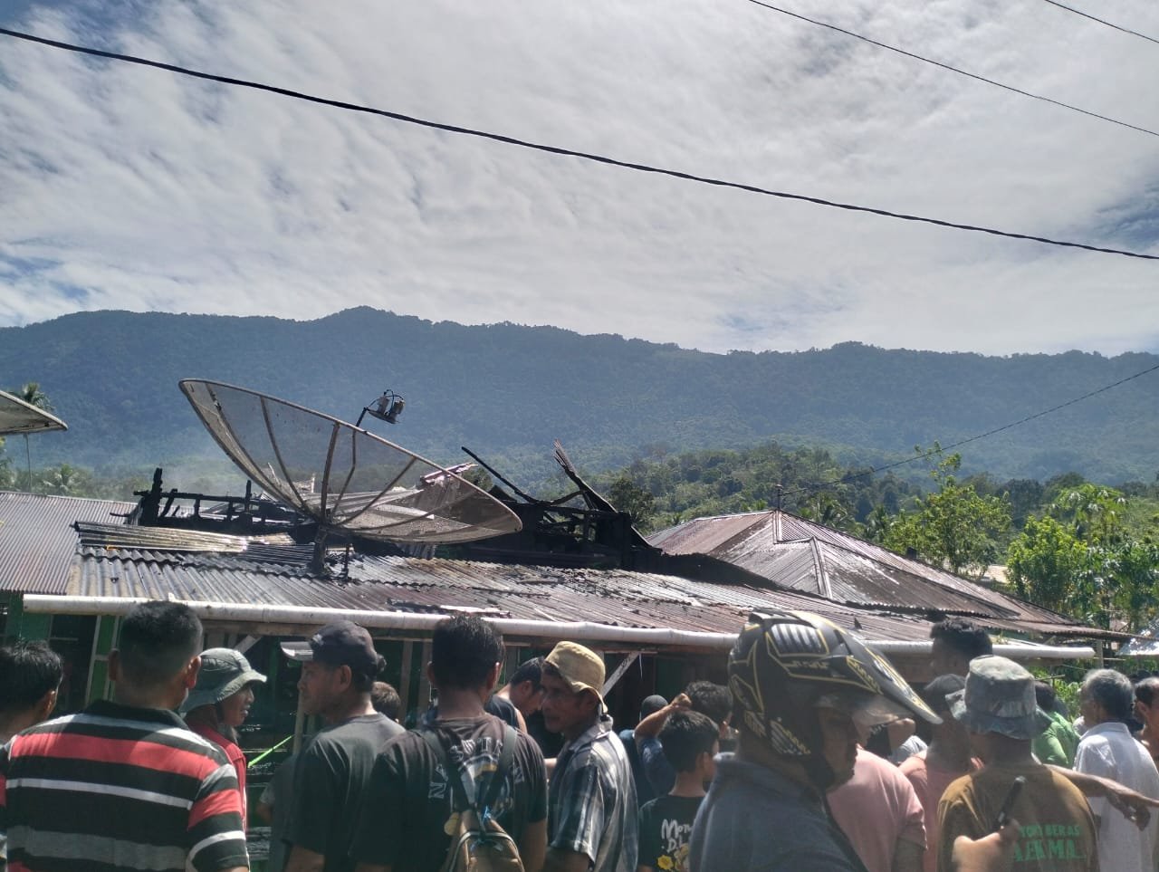 Satu Unit Rumah Terbakar di Tambangan Jae, Warga Berjibaku Padamkan Api, Mobil Damkar Telat Datang