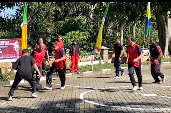 Meriahkan HUT RI Ke – 80 di Sekretariat DPRD Madina, H.Erwin Efendi Lubis,SH Buka Pertandingan Futsal