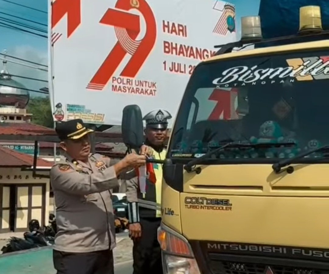 Sambut HUT Ke 80 RI, Polres Madina Bendera Merah Putih Kepada Pengguna Jalan