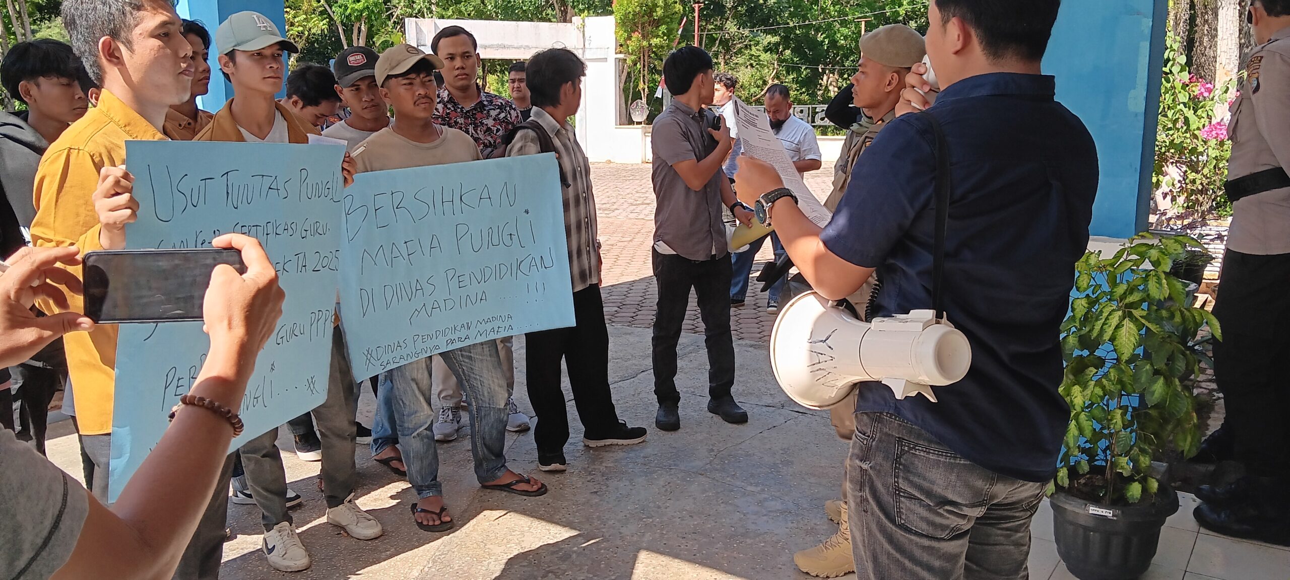 ” Sarang Pungli ” Komandan Madina Demo Dinas Pendidikan