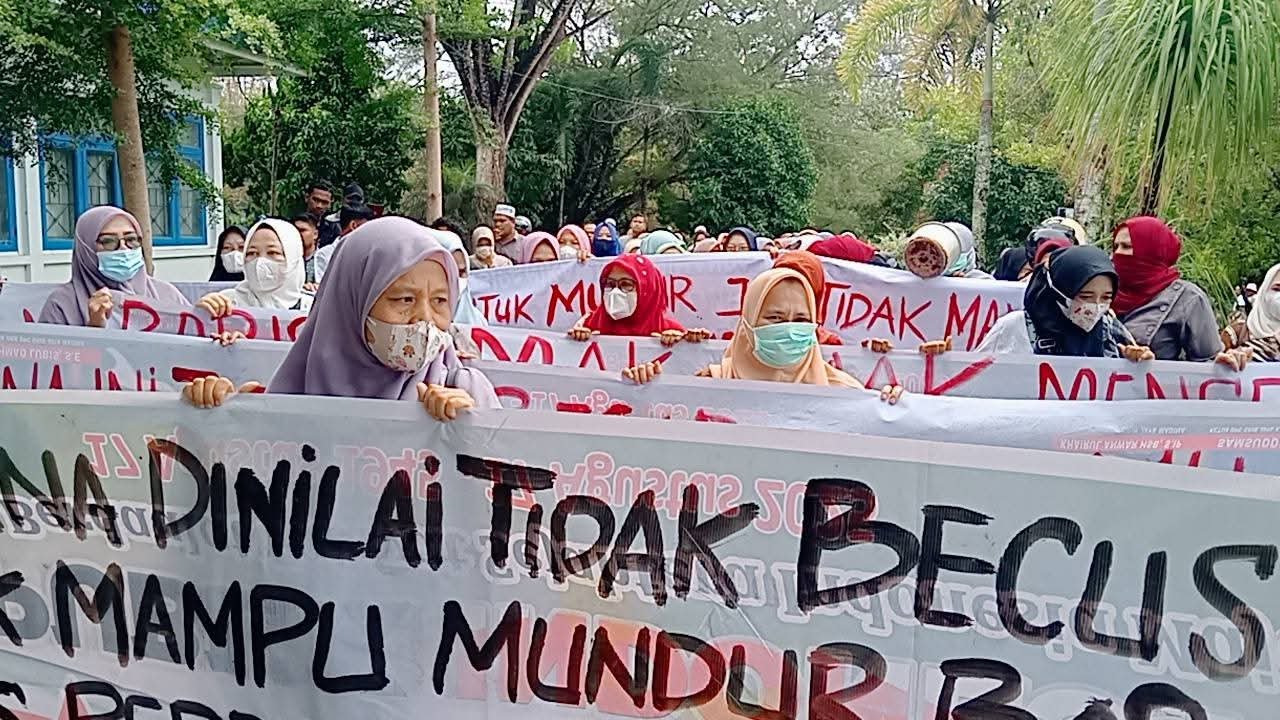 Aksi Demo Sempat Dorong – Dorongan, Turunkan Sewa Kios, Copot Kadis Perdagangan Mandailing Natal