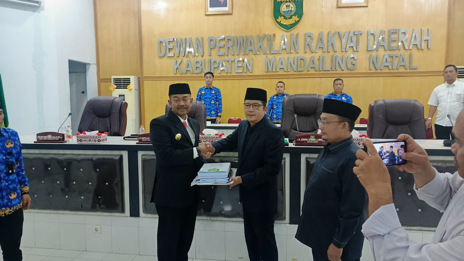 Jawaban Bupati Atas Pertanyaan 8 Fraksi DPRD Mandailing Natal Tentang 4 Ranperda ( 1)