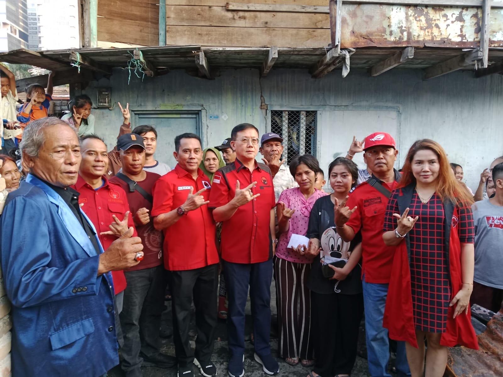 PDI Perjuangan Kota Medan Bantu Korban Kebakaran di Jln Gaharu