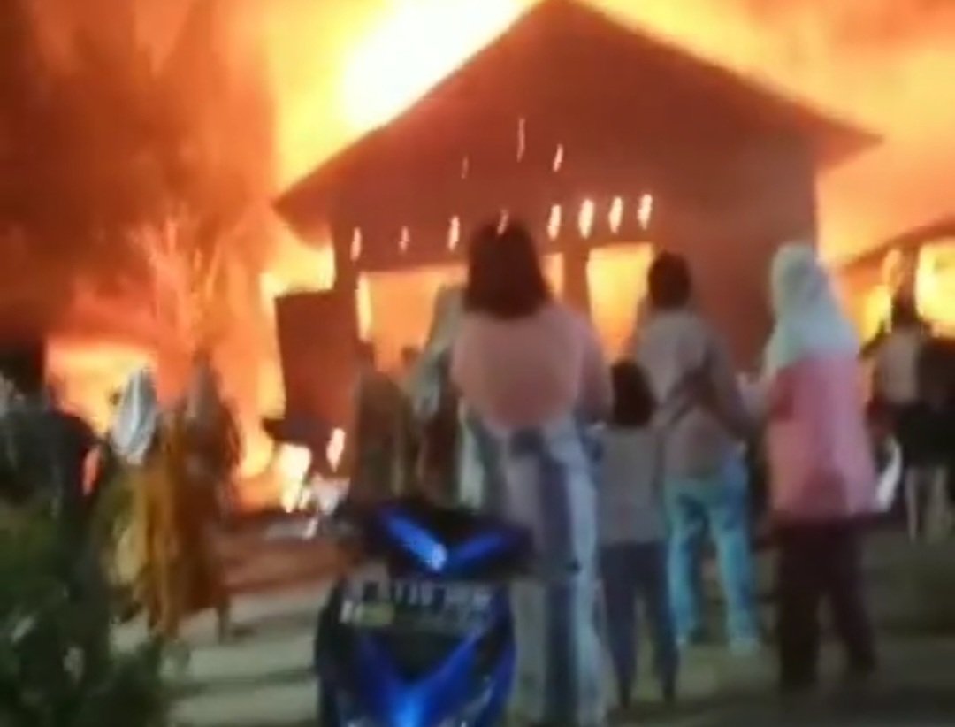 Rumah dan Gudang Rempah Terbakar di Desa Muara Batang Angkola Kec.Siabu