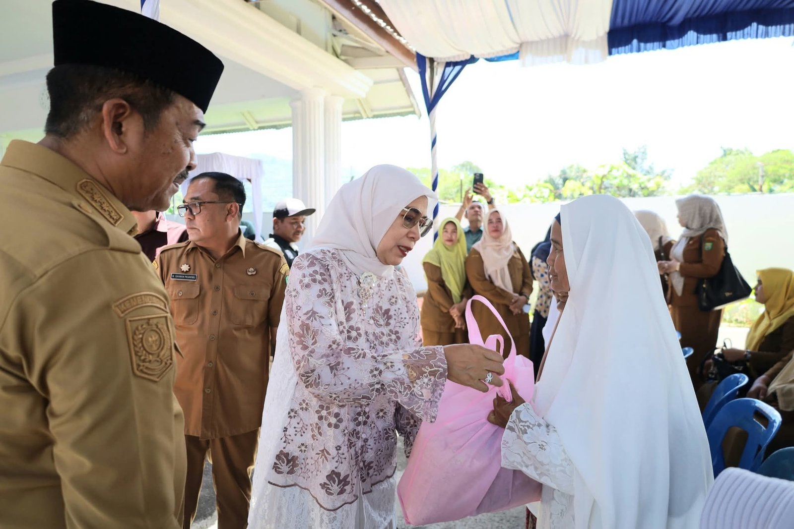 Bupati Madina Bagikan Paket Sembako kepada 63 Lansia