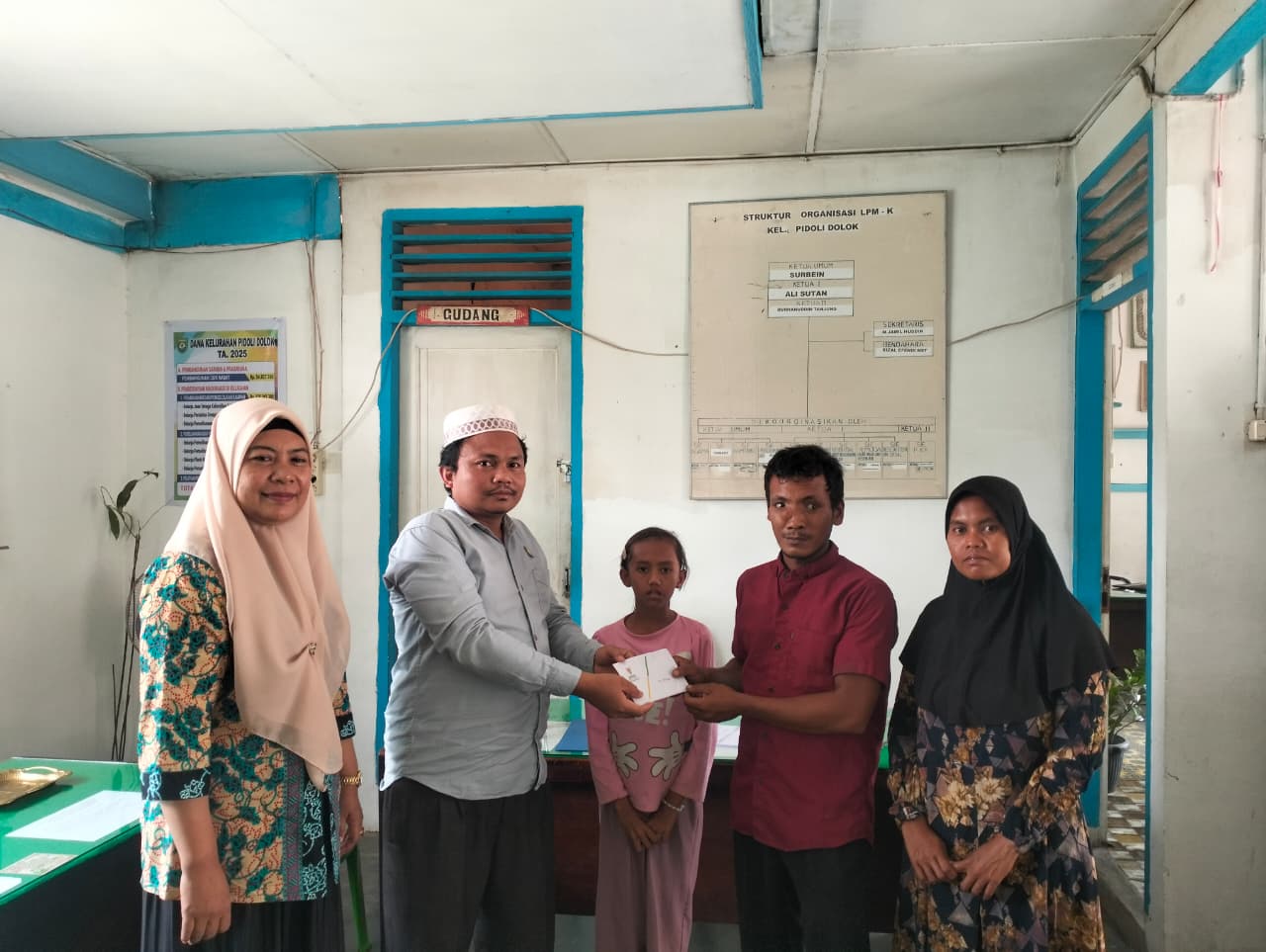 Bazna Salurkan Bantuan Program Madina Sehat
