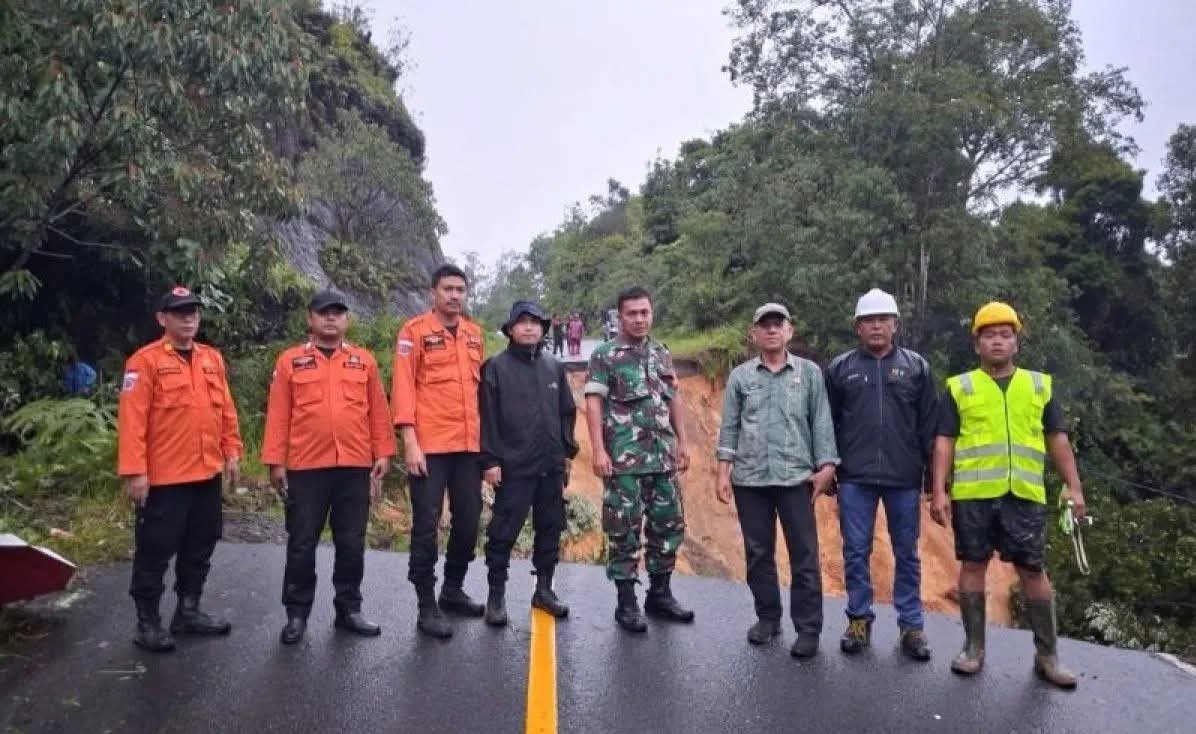 Jalan Nasional Tapsel–Madina Amblas, Akses Putus Total, Hujan Deras Picu Longsoran di Dekat Danau Siais
