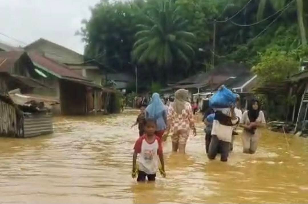 Warga Butuh Sembako dan Obat, Aek Batang Natal Meluap dan Air Laut Pasang Kota Natal Tergenang