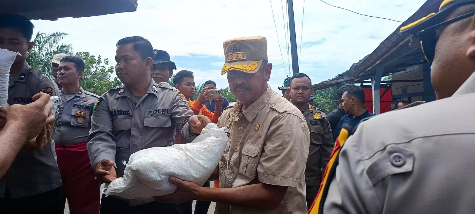 Dua Hari di Pantai Barat, Bupati dancKapolres Madina Pastikan Logistik Bagi Korban Banjir Tepat Sasaran