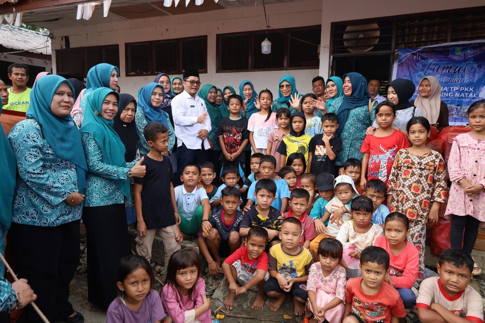 TP.PKK Madina Serahkan Bantuan Kepada Korban Banjir di Kecamatan Siabu.