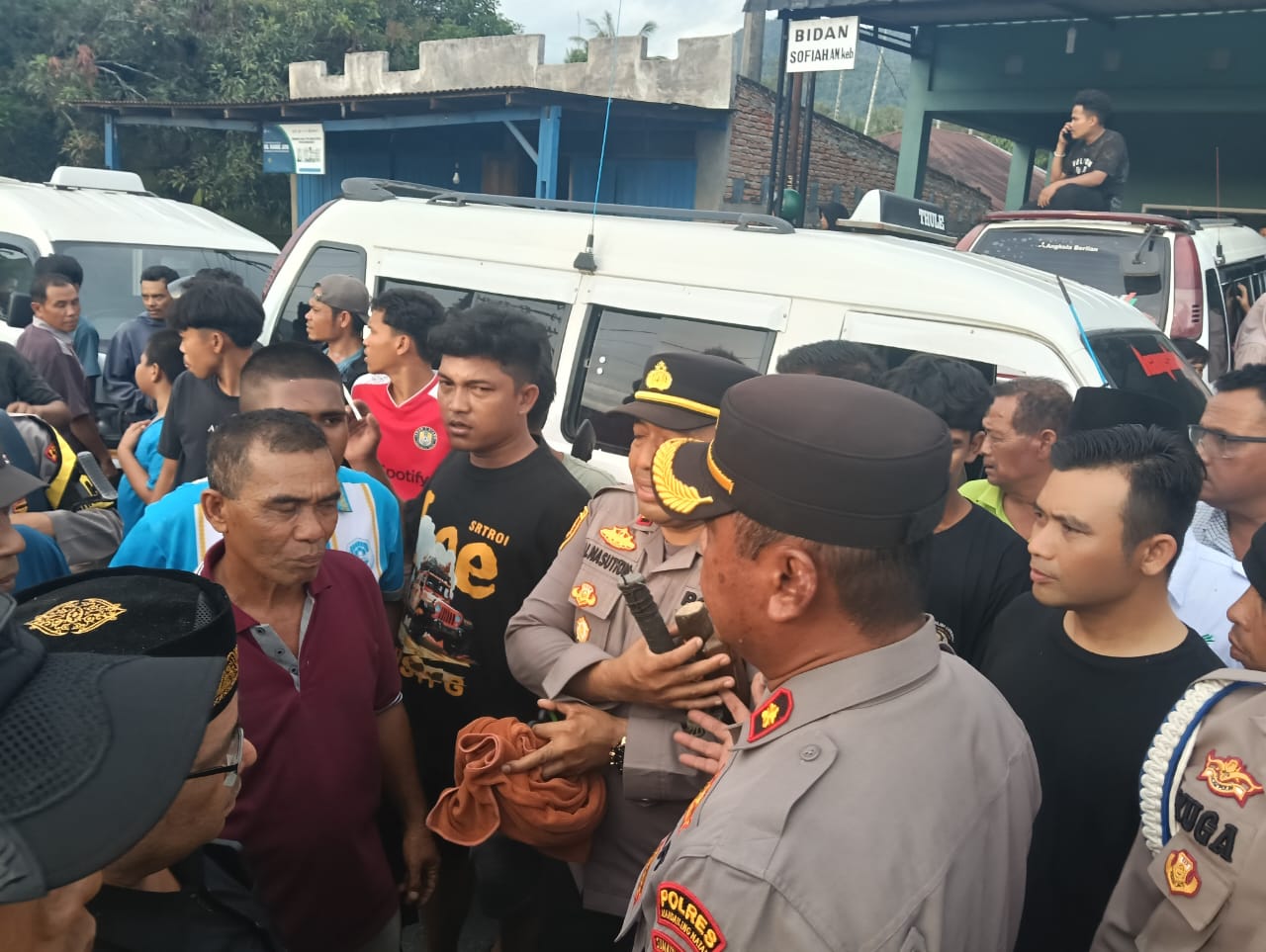 Tangkap Wir.Cs Bandar Narkoba,Warga Desa Hutapuli Kec.Siabu Blokir Jalan Nasional.