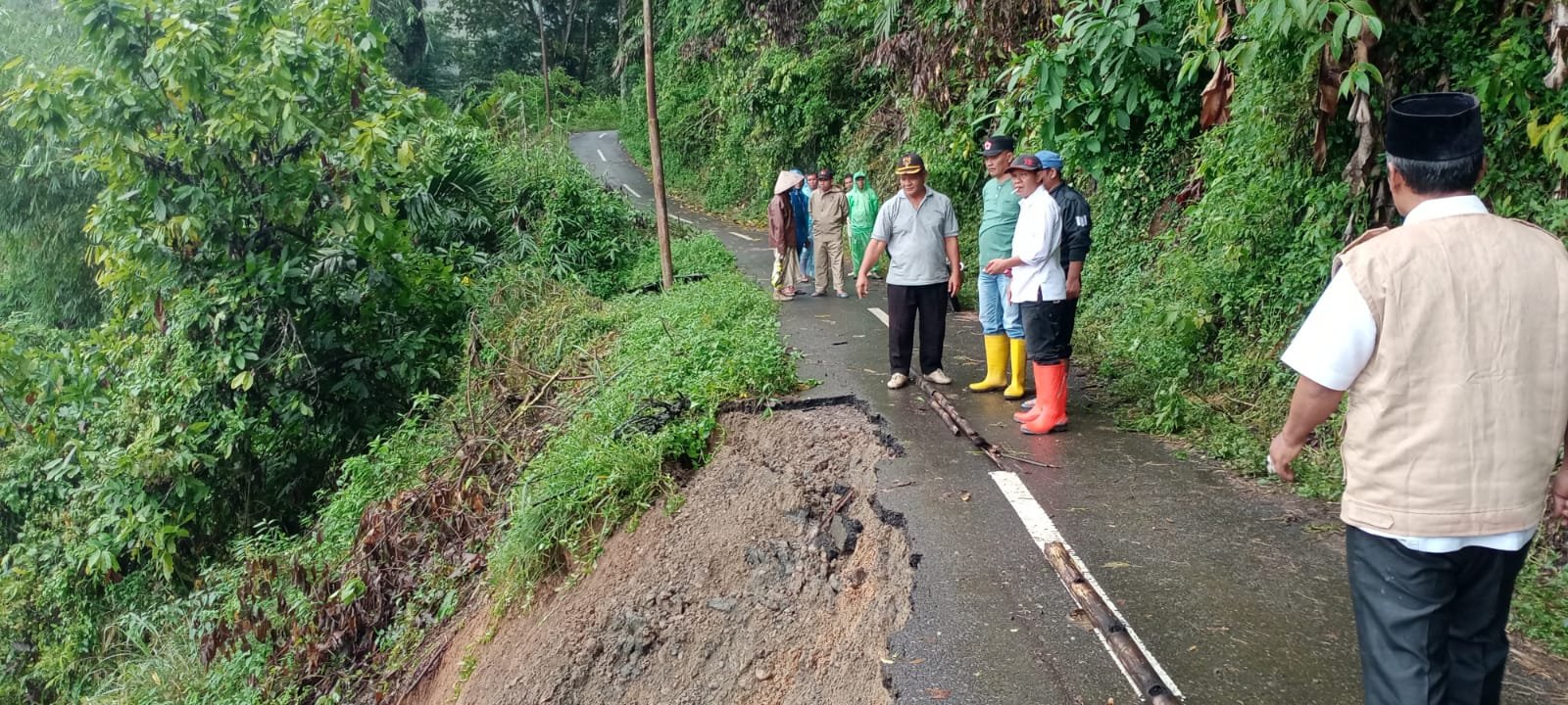 Hubungan Lalin Pastap – Pastap Julu Terganggu Karena Jalan Amblas