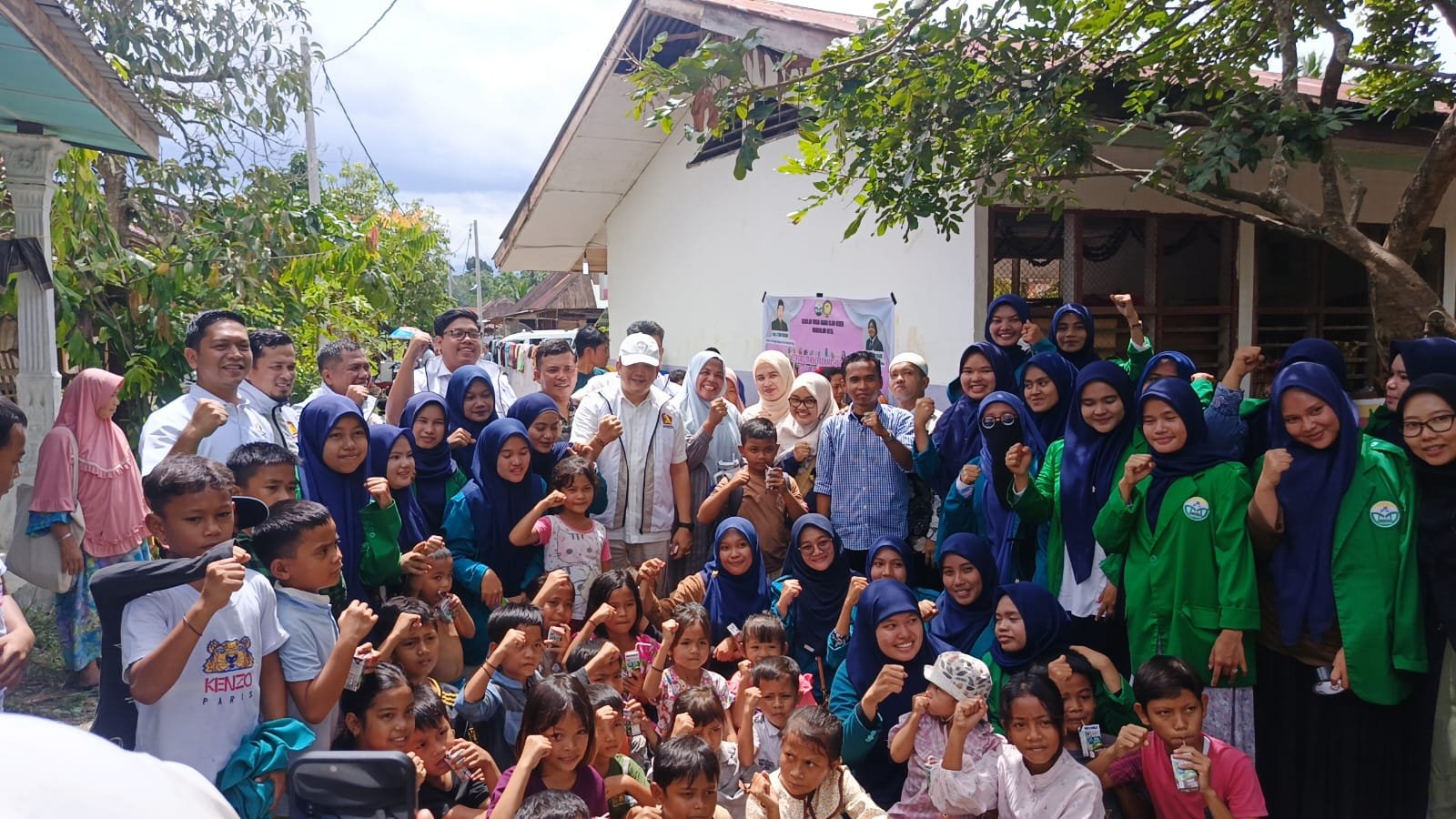 Gerindra Peduli Bencana Banjir dan Longsor di Mandailing Natal, H.Erwin Efendi Lubis,SH Meneteskan Airmata