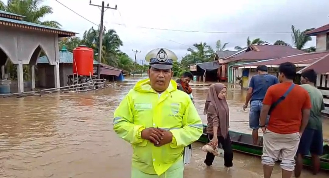 Kanit Lantas Tabuyung Gatur Lalin Menggunakan Robin/Sampan