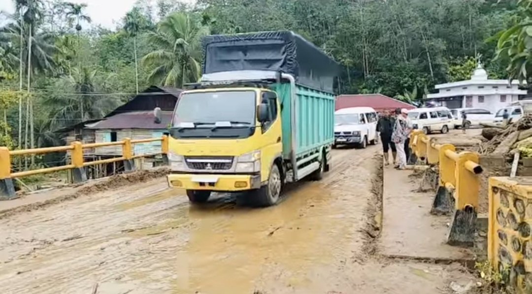 12 Alat Berat di Kerahkan, Panyabungan – Simpang Gambir Kec.Linggabayu Sudah Bisa Lewat