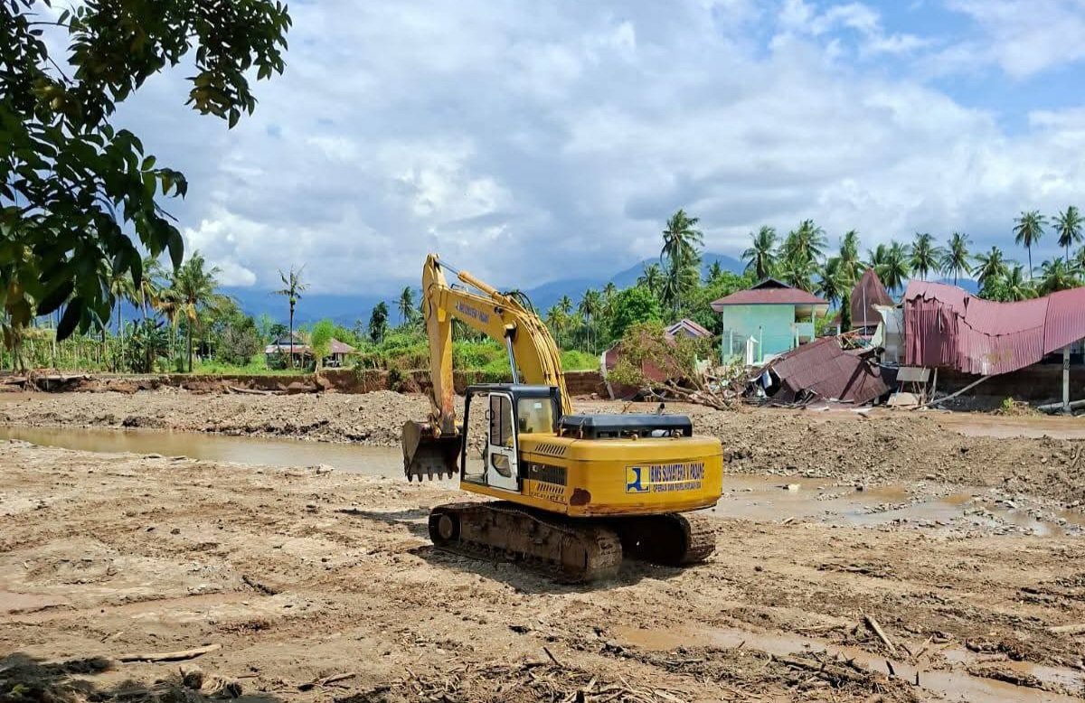 Dua Ekskavator Diterjunkan Bersihkan Aliran Sungai Batang Kabung Ganting Pascabanjir