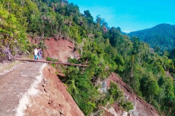 1.510 Jiwa Terisolir, Jalan Ke – Desa Banjar Melayu Kec.Batang Natal Putus Total Karena Longsor.