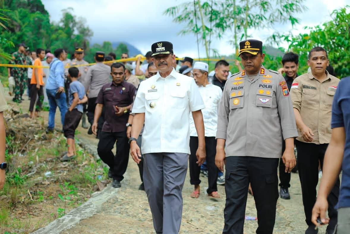Bupati Madina Tinjau Longsor Jalan Banjar Melayau, Ribuan Warga Terisolir