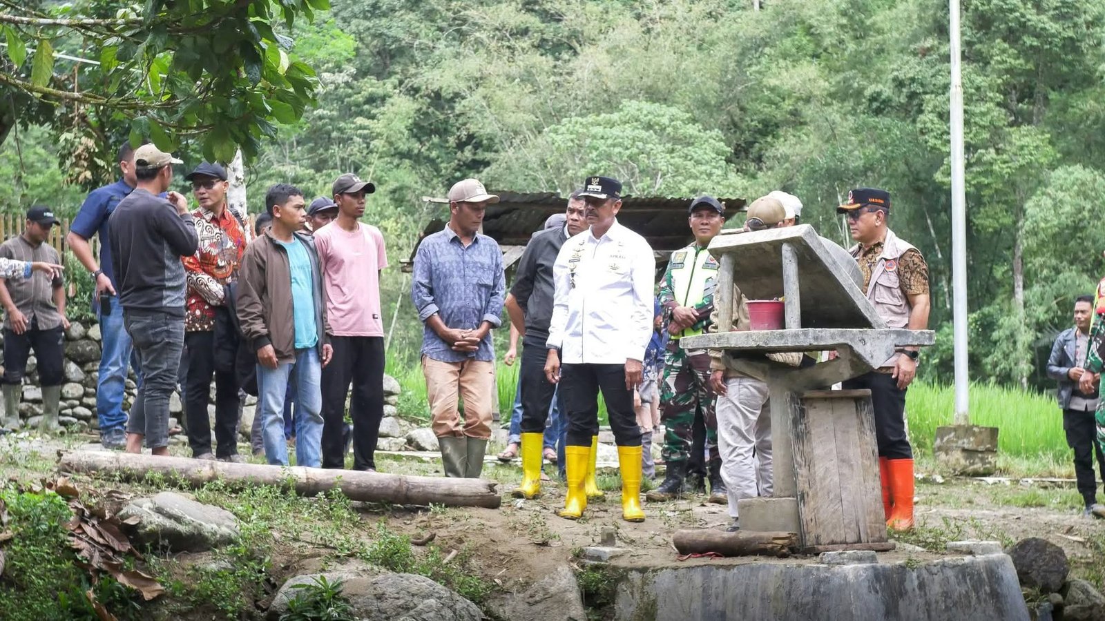 Bupati Madina Kunjungi Warga Simpang Pining, Akses Jalan Terbuka