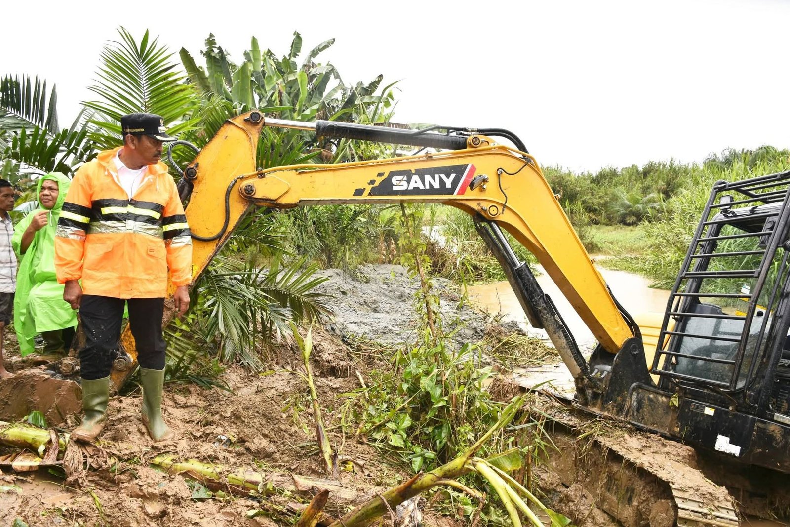 Normalisasi Aek Namora di Kec.Nagujuang Pemkab Madina Turunkan Alat Berat Ekscavator