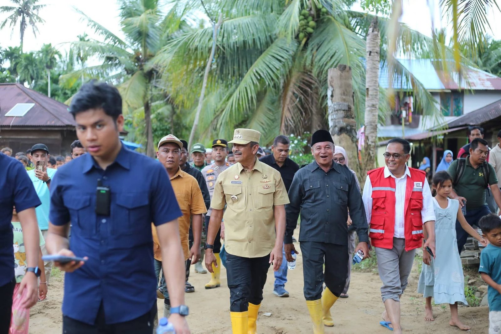 Kunjungi Siulangaling Ini Curhat Warga Ke – Bupati Madina