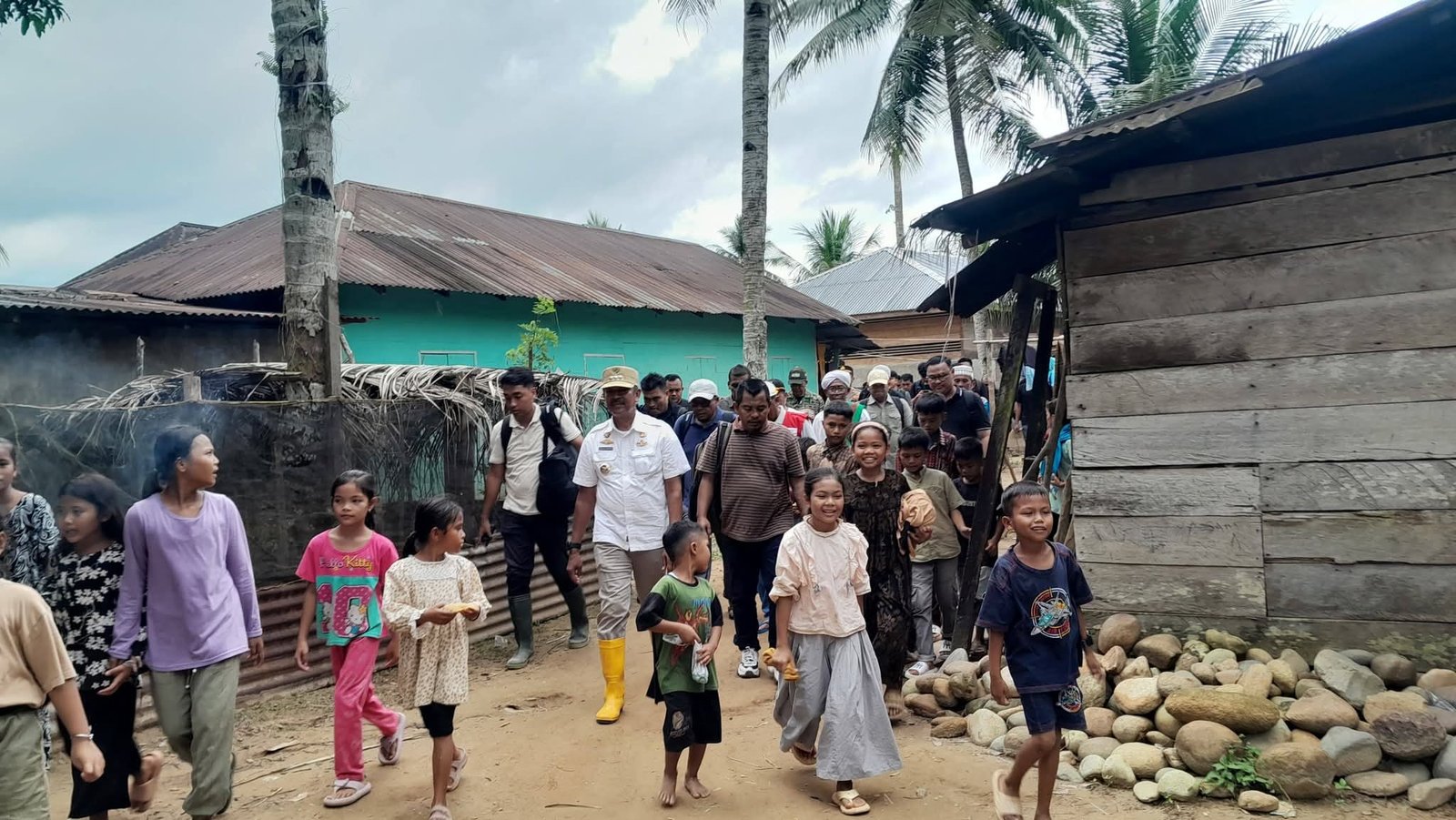 Warga Siulangaling Lepas Kepulangan Bupati Madina Dengan Kumandangkan Azan Ditepi Sungai