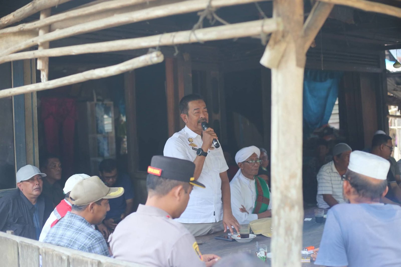 Bupati Madina Serap Aspirasi Warga Ranto Panjang di Kedai Kopi