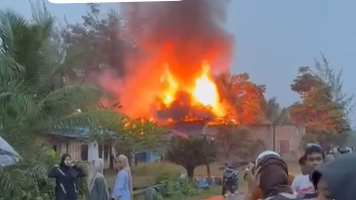 Amarah Memuncak, Emak- Emak dan Warga Tabuyung Bakar Rumah Terduga Pengedar Narkoba
