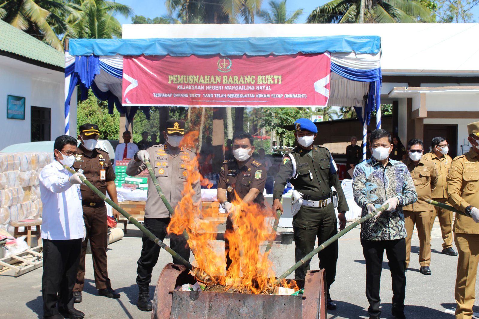 Disaksikan Forkofimda, Kajari Madina Musnahkan Barang Bukti Yang Telah Berkekuatan Hukum Tetap ( Inkracht)