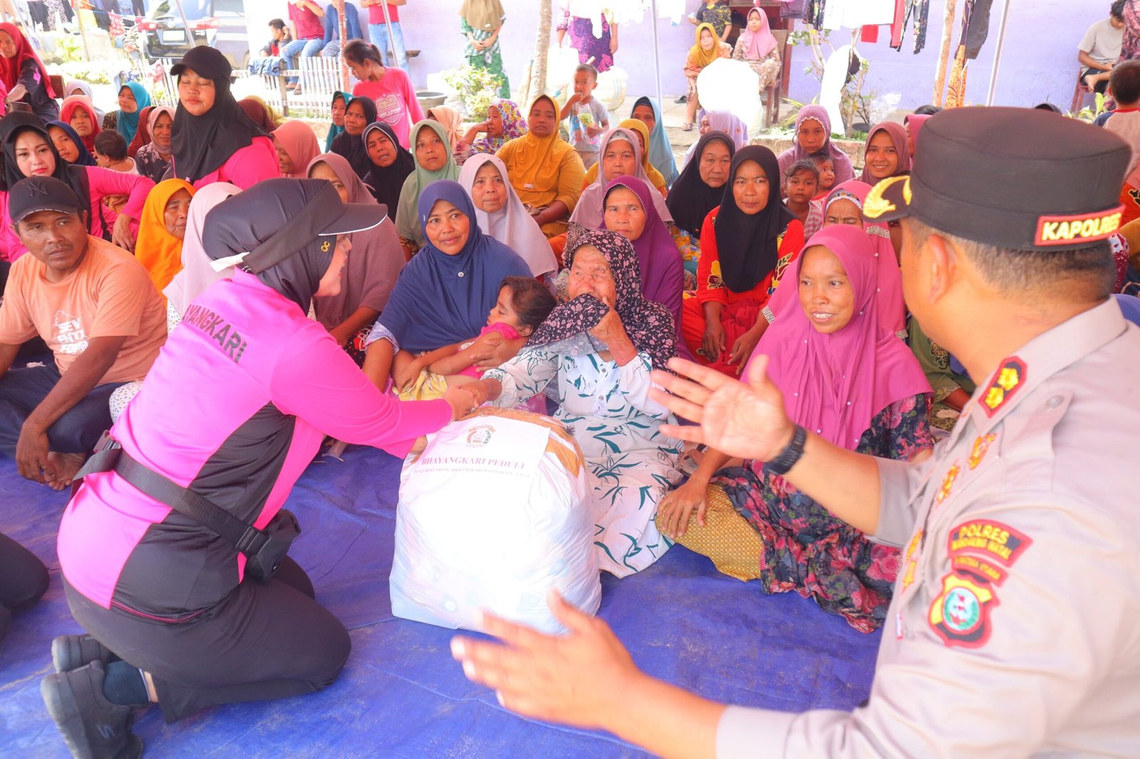 Kapolres dan Ketua Cabang Bhayangkari Madina Bantu Korban Banjir di Desa Muara Batang Angkola