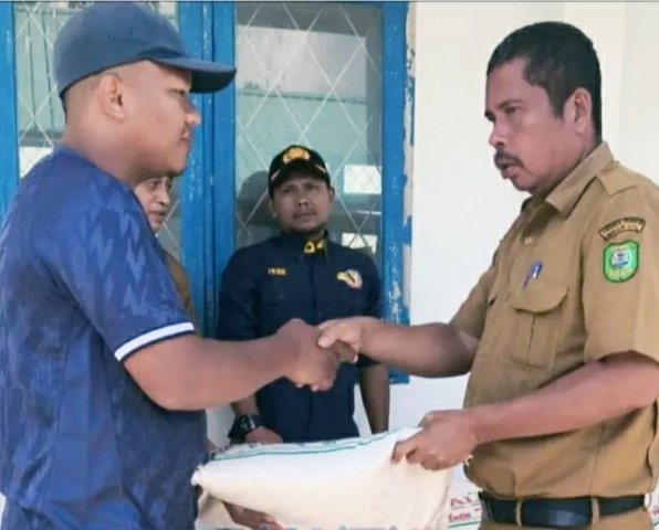 CV Sumber Batu Bantu Korban Banjir dan Longsor Desa Batahan Kec.Kotanopan