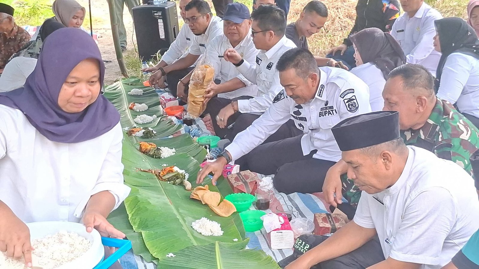 Bupati Madina Bersama Warga Gunung Baringin Makan Marpinggan Bulung Pisang