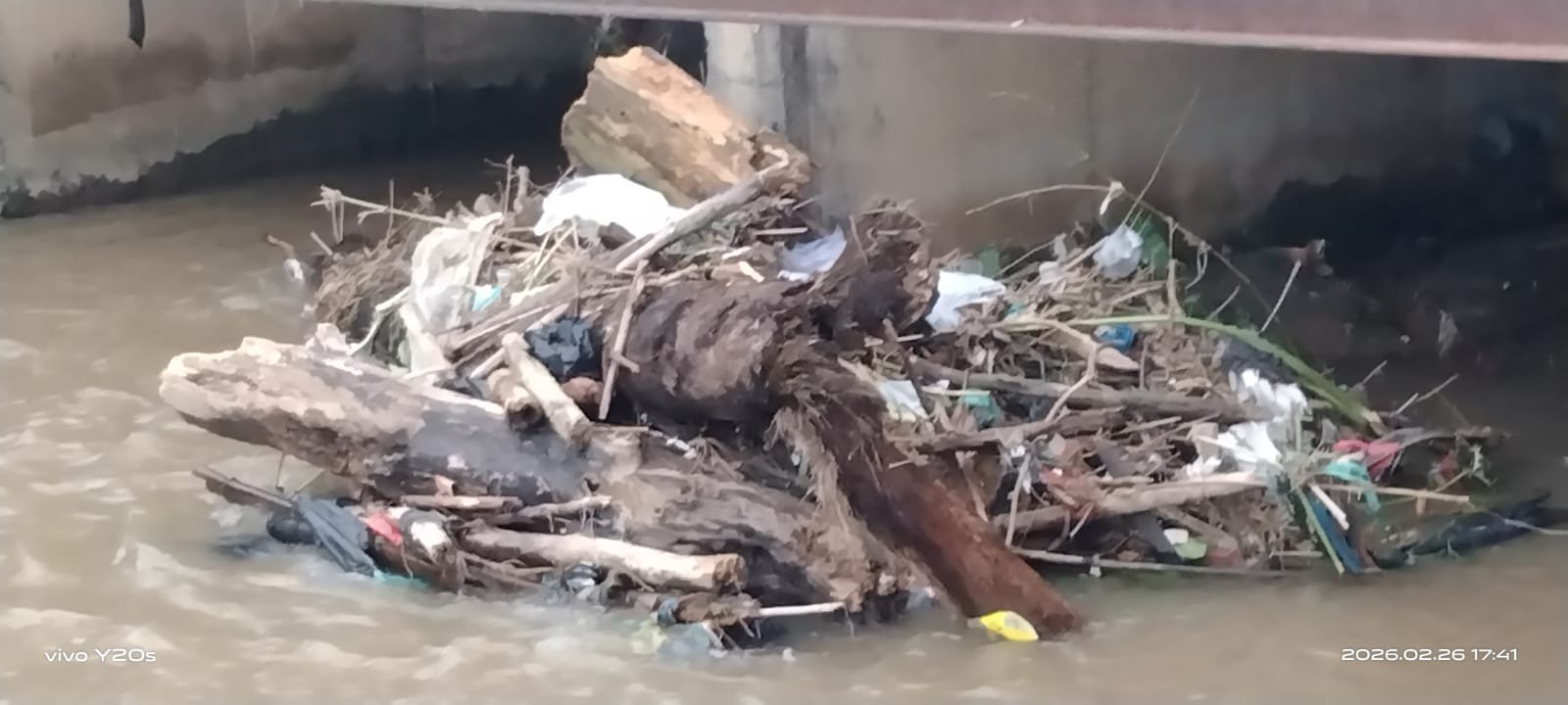 Pemda Madina Bergerak Lambat, Gelondongan Kayu dan Sampah Sumbat Terowongan Jembatan Aek Mata Panyabungan