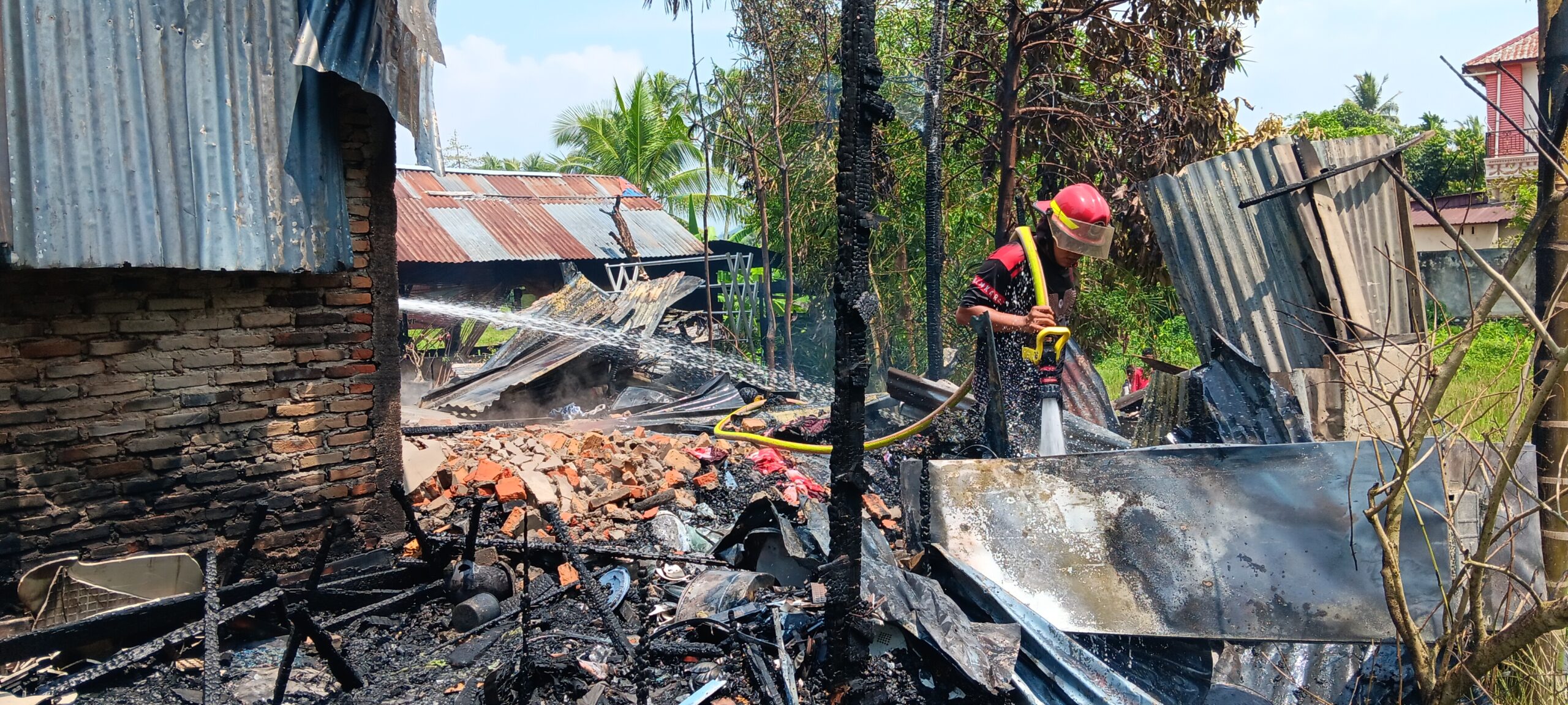Breaking News, Lebaran Ketiga, Satu Unit Rumah di Desa Darussalam Kec.Panyabungan Terbakar