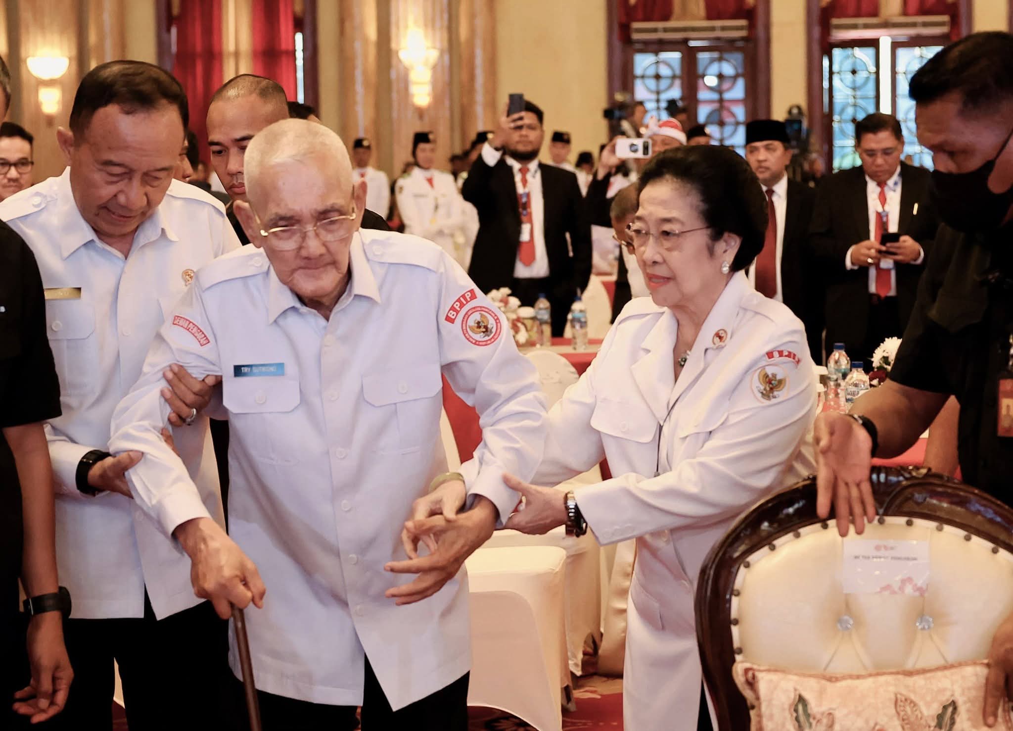 Megawati Soekarnoputri Sampaikan Duka Cita Mendalam atas Wafatnya Jenderal TNI (Purn.) Try Sutrisno