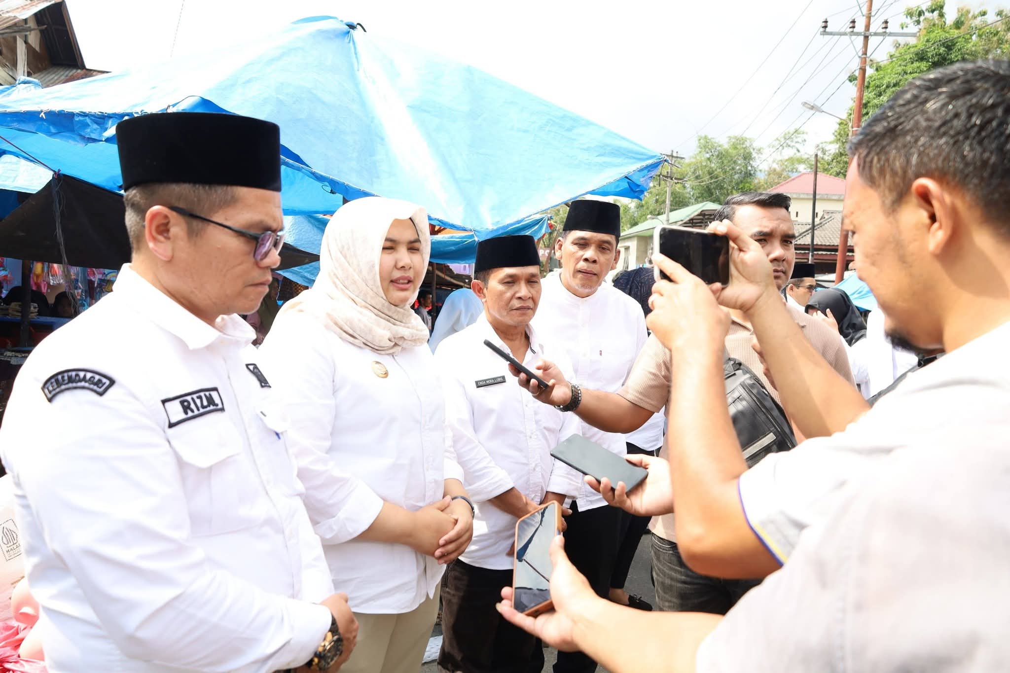 Wabup Madina Belanja dan Pantau Harga di Pasar Laru Kec.Tambangan