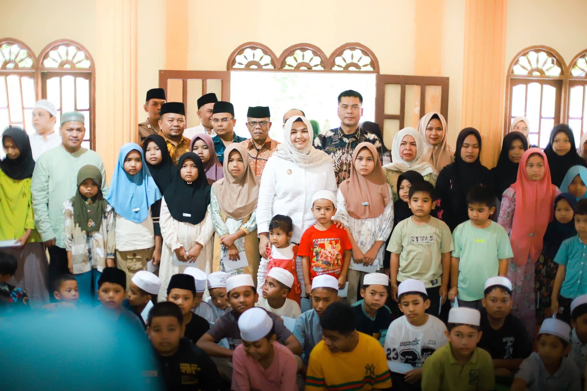 Wakil Bupati Madina Santuni Anak Yatim di Kec.Panyabungan Selatan