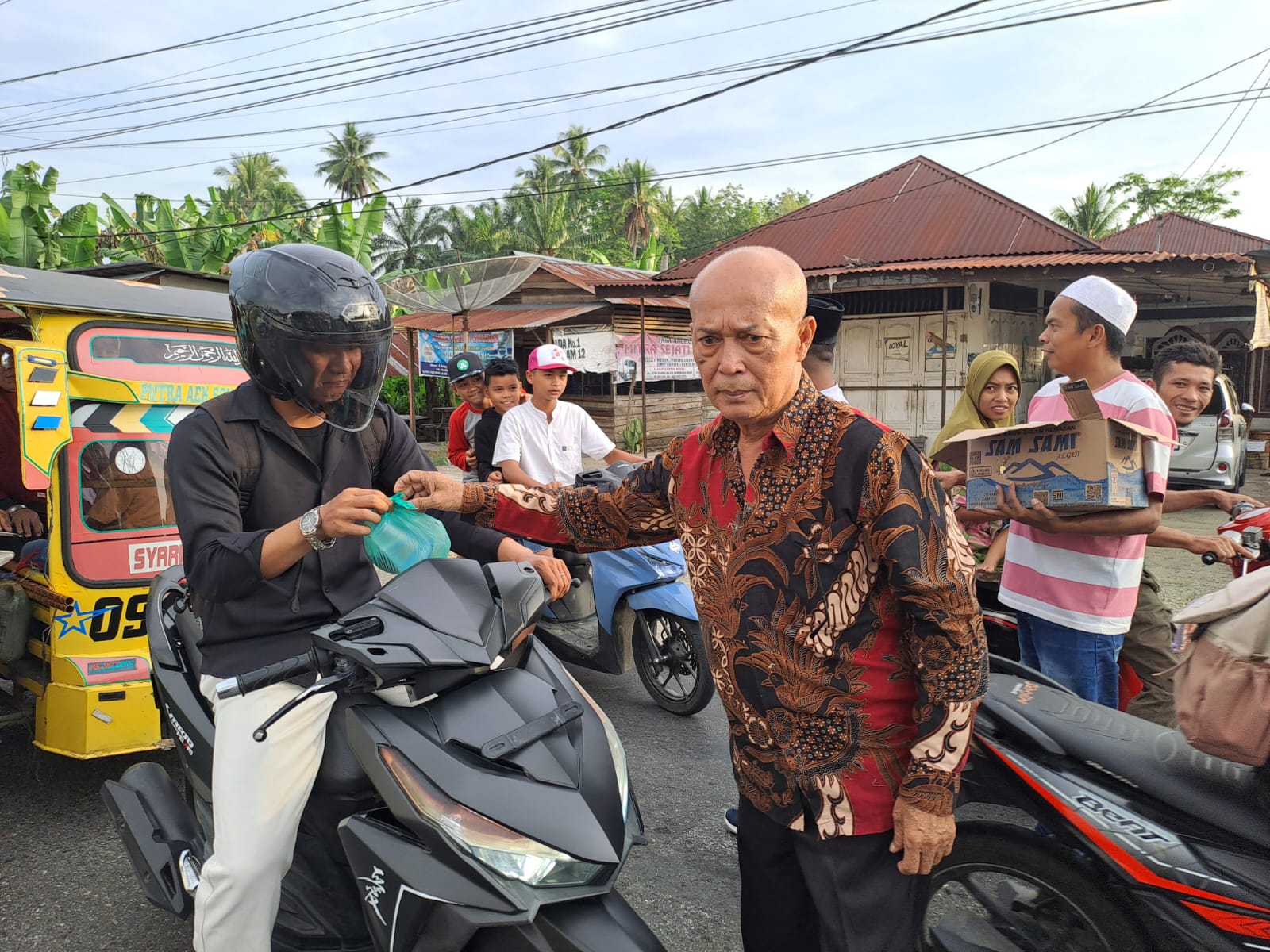 Korwasis Terus Berbagai Takzil Diwilayah Kec.Panyabungan Utara
