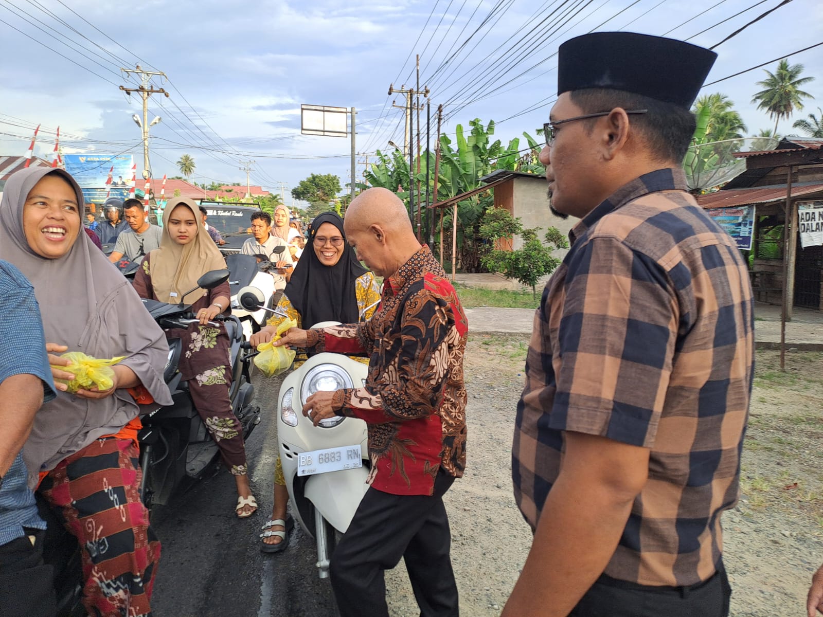 Jumat Ketiga Ramadhan, Camat Panyabungan Utara Apresiasi Korwasis Madina Yang Terus Berbagi Takjil