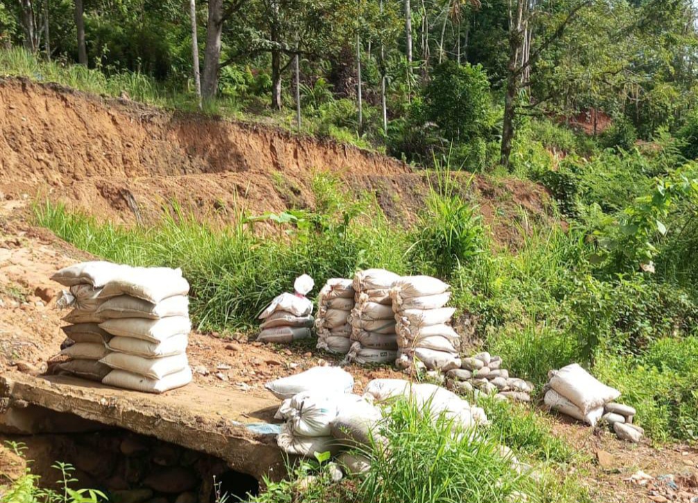 Kades Hancurkan Jalan, Warga Desa Jambur Baru Banyak Keberatan Bawa Batu