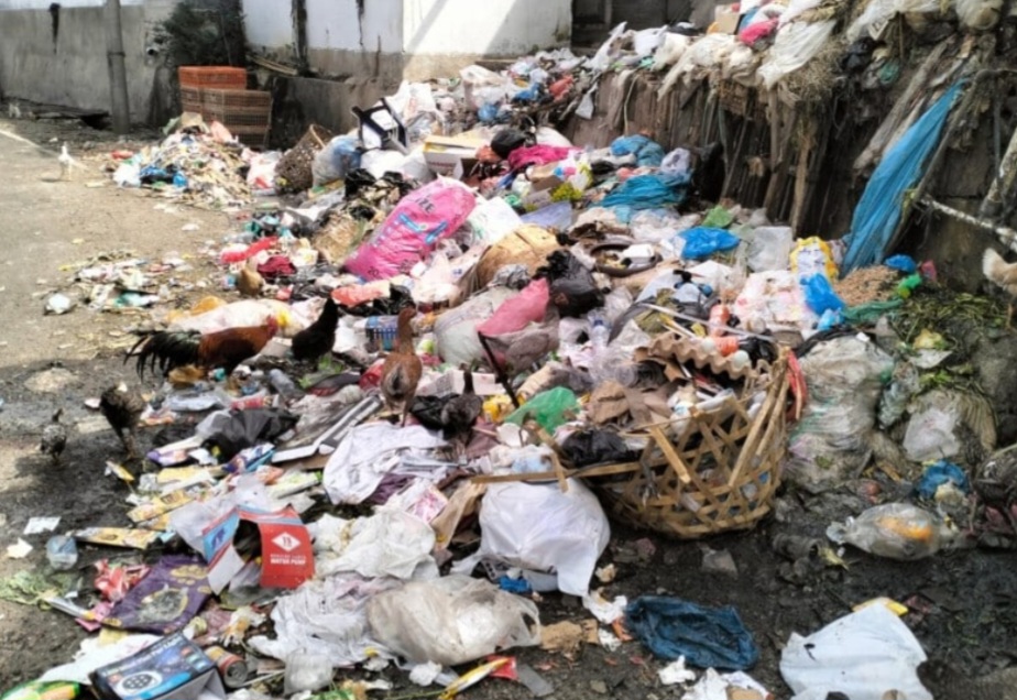 Sampah Menimbulkan Bau Busuk di Jalan Keliling Pasar Kotanopan