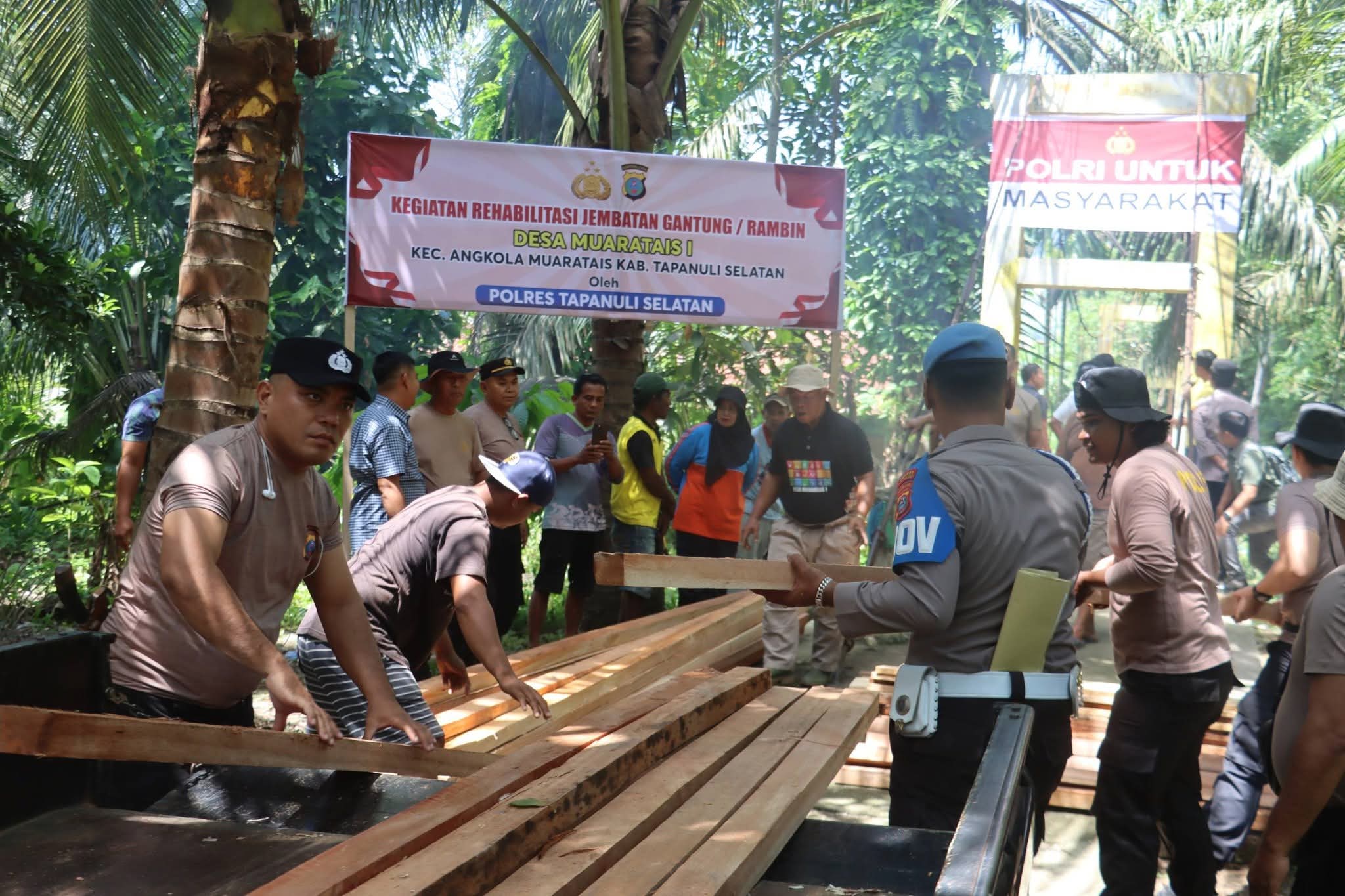 Polres Tapsel Rehabilitasi Jembatan Gantung Merah Putih di Desa Muaratais I Kec.Batang Angkola