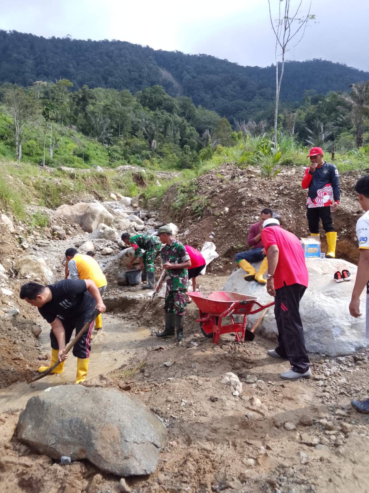 Jalan Provinsi Sumut Rusak Ditimbun, Warga Ucapkan Terimakasih Kepada Komandan Koramil 16 Batang Natal
